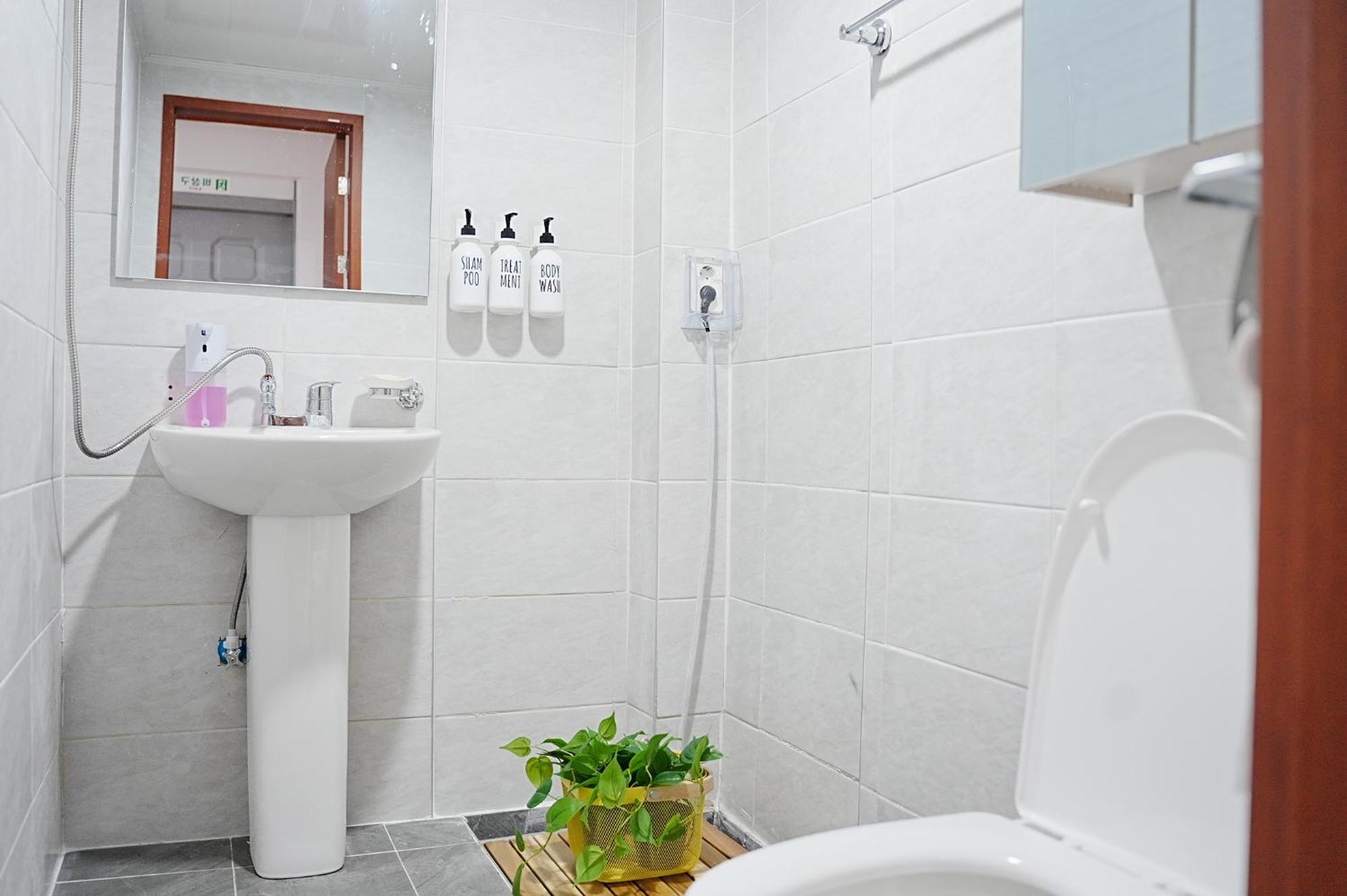 Near Lotte World, Kspo Dome, Coex, Olympic Park, 2 Rooms, 2 Queen Beds, 1 Super Single Bed, 5 People * Seoul
