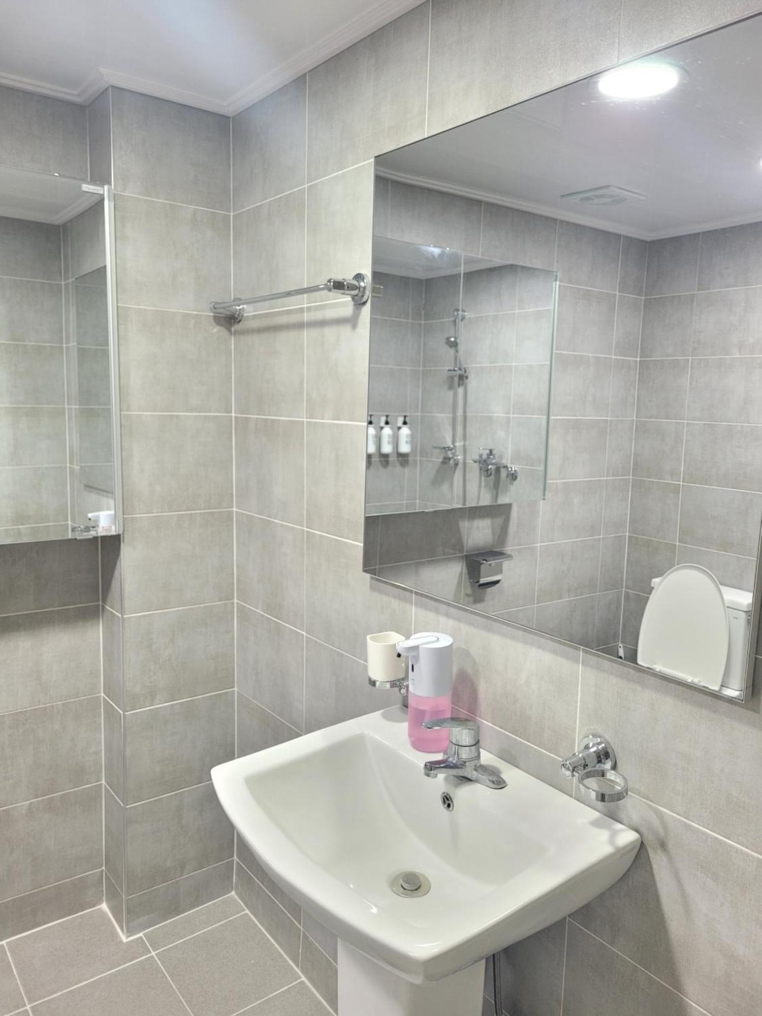 Near Lotte World, Kspo Dome, Coex, Olympic Park, 2 Rooms, 2 Queen Beds, 1 Super Single Bed, 5 People *